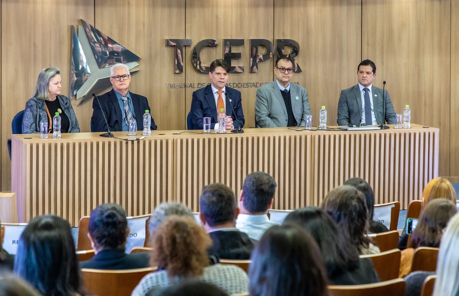 O presidente do Tribunal de Contas do Estado do Paraná, conselheiro Ivens Linhares, profere a fala de abertura do Fórum de Controle Social de Curitiba, realizado no auditório do TCE-PR nesta quinta-feira (21 de agosto). Crédito: Mauro Penteado/TCE-PR