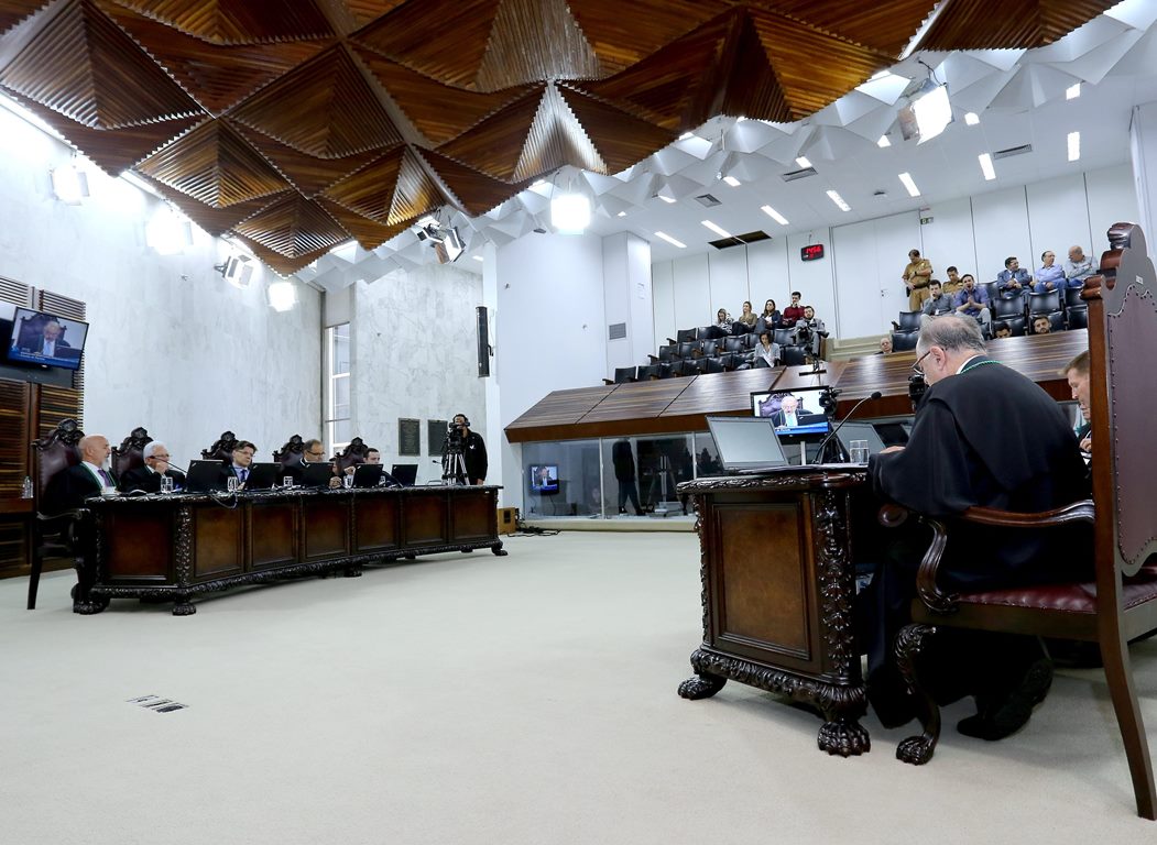 Sessão do Pleno do TCE-PR, presidida pelo conselheiro Nestor Baptista. Foto: Wagner Araújo/Divulgação TCE-PR
