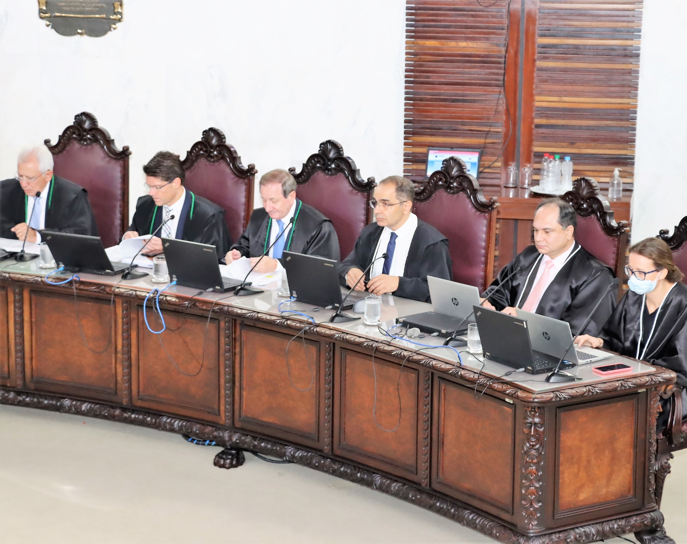 O conselheiro Augustinho Zucchi (terceiro da esquerda para a direita) relata processo em sessão do Tribunal Pleno do TCE-PR. Foto: Fabiano Contador/Divulgação TCE-PR