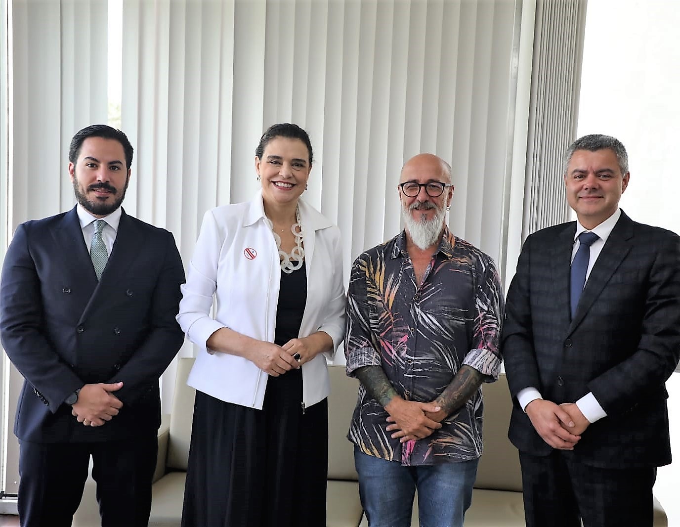 Da esquerda para a direita: o diretor de Gabinete da Presidência do TCE-PR, Vinicius Pazza; a presidente da OAB-PR, Marilena Winter; o presidente do TCE-PR, conselheiro Fernando Guimarães; e o consultor jurídico da OAB-PR, Roberlei Queiroz. Foto: Thiago Henk/OAB-PR - Divulgação