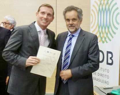 Ao final do 3º Seminário Ibero-Americano de Direito e Controle, o conselheiro Fabio Camargo é homenageado pelo professor Eduardo Vera Cruz Pinto, catedrático da Faculdade de Direito da Universidade de Lisboa. Foto: Divulgação