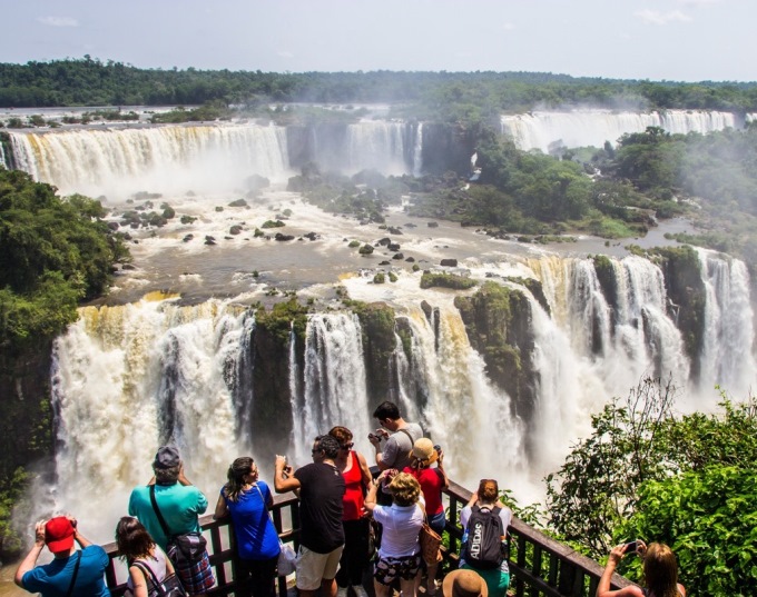 Turistas visitam o lado brasileiro das Cataratas do Iguaçu, no município paranaense de Foz do Iguaçu. Foto: Divulgação