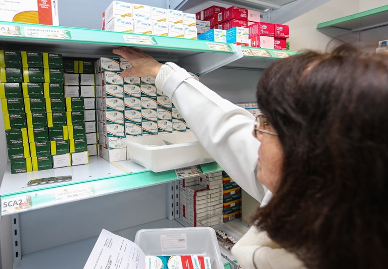 Medicamentos em farmácia pertencente à Secretaria da Saúde do Paraná: o atendimento à saúde da população é uma das responsabilidades do poder público. Foto: Geraldo Bubniak/Agência Estadual de Notícias - Divulgação