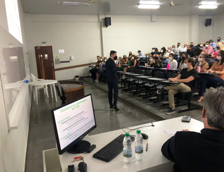 O procurador do Ministério Público de Contas Flávio Berti ministra palestra no curso "Desjudicialização de Executivo Fiscal" realizado em Umuarama. Foto: TCE-PR/Divulgação