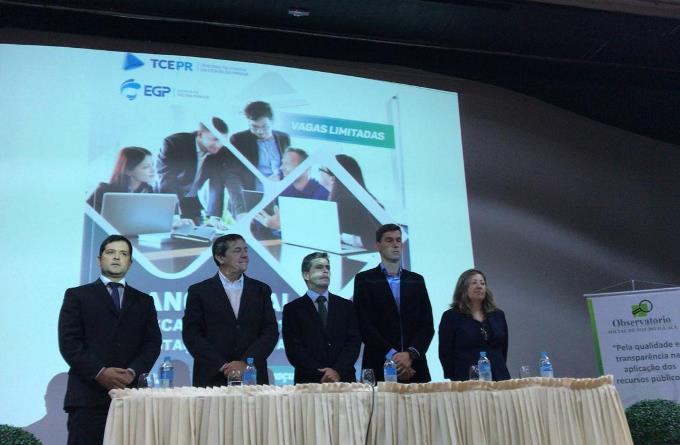 A mesa de abertura do curso sobre PAF e PCA: Rafael Ayres, coordenador-geral de Fiscalização do TCE-PR; Chico Brasileiro, prefeito de Foz do Iguaçu; Flávio Berti, procurador-geral do MPC-PR; Anderson Bento Maria, presidente da Amop;e Leonor Venson de Souza, presidente do Observatório Social de Foz do Iguaçu. Foto: Divulgação TCE-PR