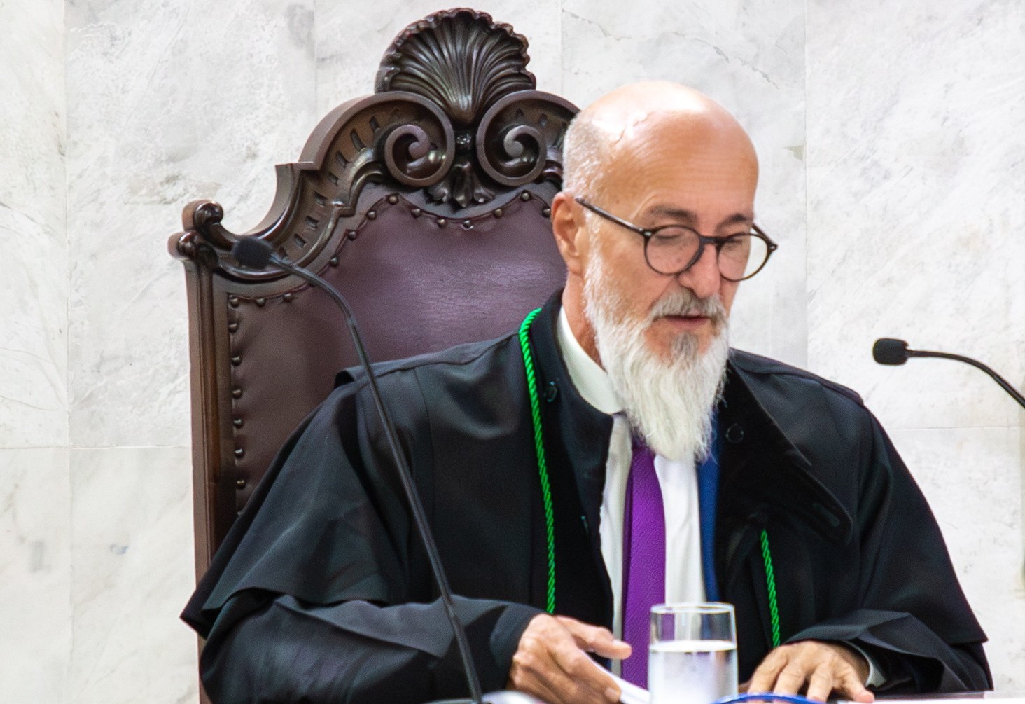 O conselheiro Fernando Guimarães relata processo em sessão presencial do Pleno do Tribunal de Contas do Estado do Paraná (TCE-PR)