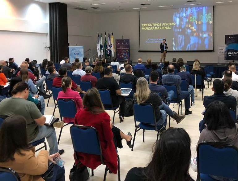 O procurador do Ministério Público de Contas Flávio Berti ministra palestra no curso "Desjudicialização de Executivo Fiscal" realizado em Matinhos. Foto: TCE-PR/Divulgação