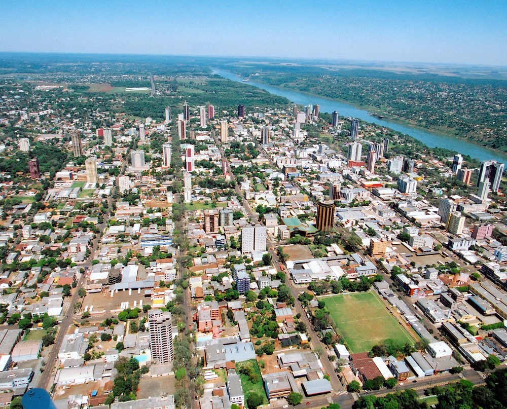Vista da área central de Foz do Iguaçu, na Tríplice Fronteira; à direita, o Rio Paraná, que divide Brasil e Paraguai. Foto: Divulgação