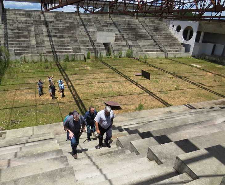 Visita de autoridades municipais de Irati às obras paralisadas do ginásio de Esportes José Richa, realizada em janeiro de 2017, com o objetivo de sua retomada. Foto: Prefeitura de Irati/Divulgação