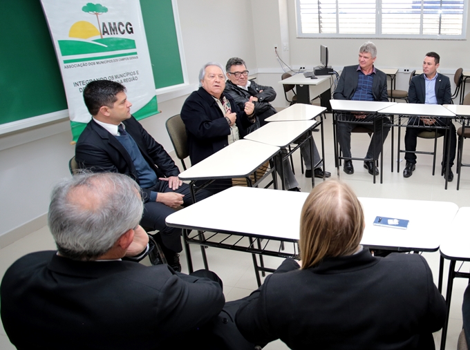 Acompanhado do coordenador-geral de Fiscalização, Rafael Ayres, o presidente do TCE-PR, conselheiro Nestor Baptista, participa de reunião com prefeitos da Associação dos Municípios dos Campos Gerais (AMCG). Foto: Wagner Araújo/Divulgação TCE-PR
