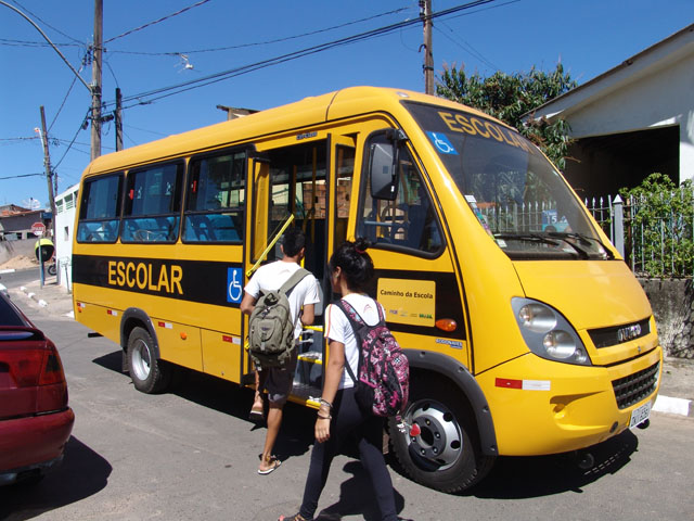 Não há lei que imponha ao município a obrigação de arcar com a maior parte dos custos do transporte escolar da rede estadual