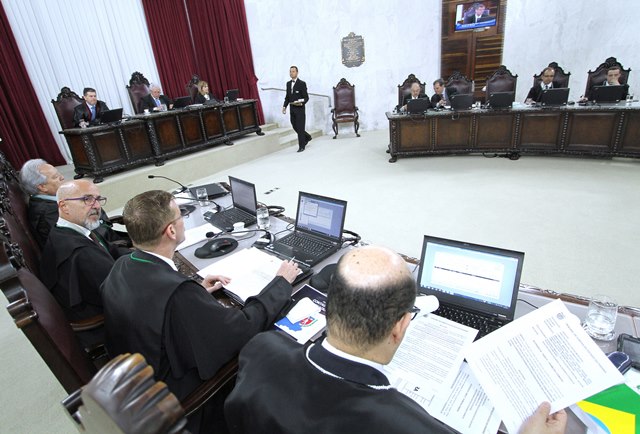 Sessão do Pleno do TCE-PR, presidida pelo conselheiro Durval Amaral. Foto: Wagner Araújo/Divulgação TCE-PR