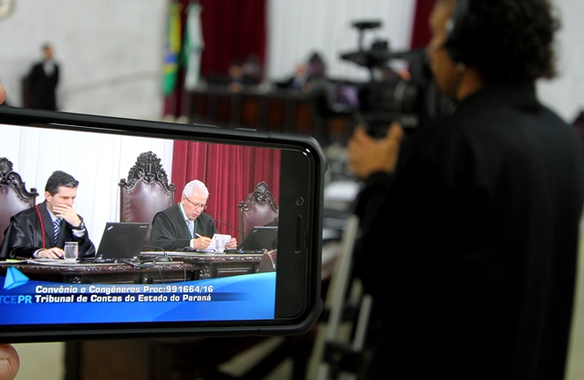 Ao lado do presidente, conselheiro Durval Amaral, o procurador-geral do Ministério Público de Contas (MPC-PR), Flavio Berti, atua em sessão do Pleno do TCE-PR. Foto: Wagner Araújo/Divulgação TCE-PR