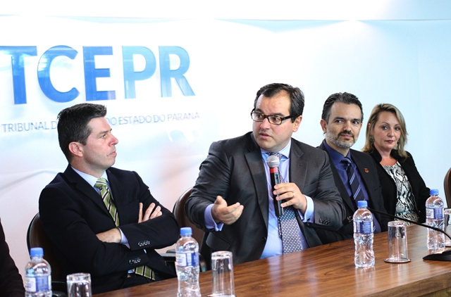 O presidente do TCE-PR, conselheiro Ivan Bonilha, tendo ao seu lado o procurador-geral do MPC-PR, Flávio de Azambuja Berti (e), o procurador do MPC junto ao TCU, Júlio Marcelo de Oliveira e Maria Priscila Mazarotto Thomé, da Subprocuradoria-geral de Justiça para Assuntos Administrativos