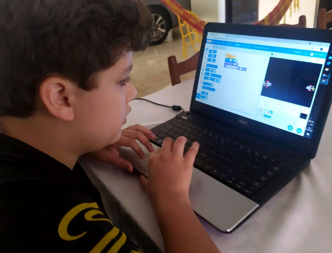 Estudante participa do programa Edutech, que oferta cursos gratuitos de programação, games e animação para estudantes da rede estadual do Paraná. Foto: Agência Estadual de Notícias