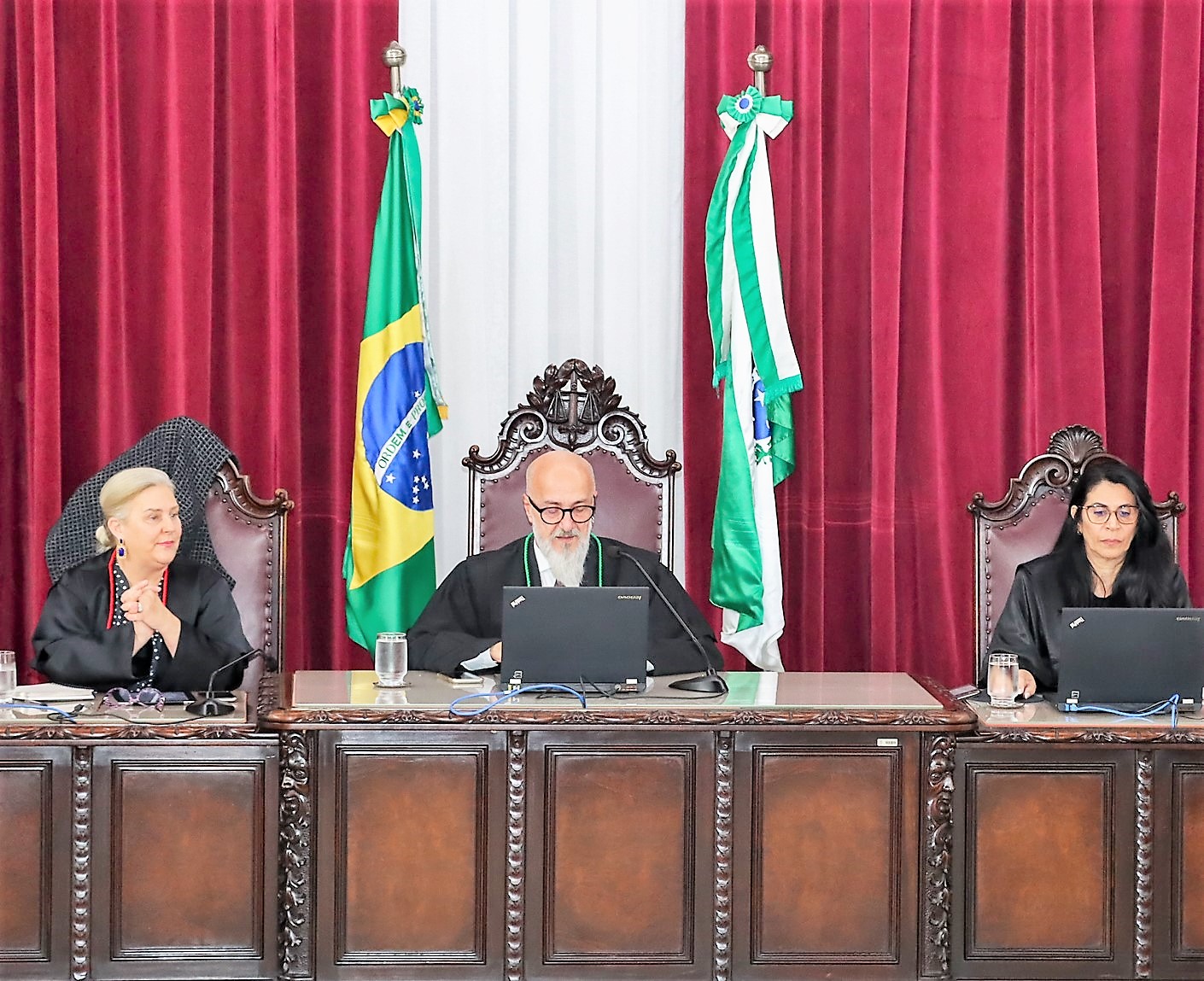 O presidente, conselheiro Fernando Guimarães, entre a procuradora-geral do Ministério Público de Contas (MPC-PR), Valéria Borba (à esquerda da foto); e a secretária do Tribunal Pleno, Maria das Graças Greco. Foto: Fabiano Contador/TCE-PR - Divulgação