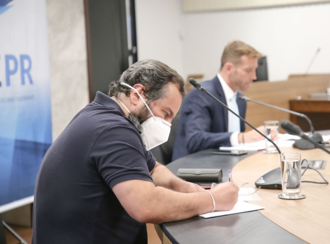 Os conselheiros Fabio Camargo e Ivan Bonilha (à esquerda da foto), respectivamente presidente e vice-presidente do TCE-PR, participam de reunião por videoconferência com o ministro da Ciência, Tecnologia e Inovações, Marcos Pontes, para debater o uso de imagens de satélite na fiscalização de obras públicas no Paraná. Foto: Dilton Leandro Vaz/Divulgação TCE-PR