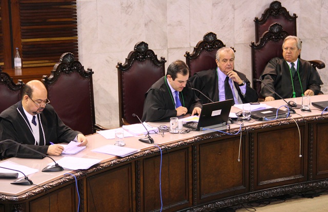 Segundo denúncia apresentada ao TCE pelo diretório do Partido da República (PR) em Santa Mônica e comprovada com fotos e documentos (Processo nº 232471/12), o prefeito publicou uma foto em que aparece com sua esposa na capa dos talões do IPTU, enviado aos contribuintes em janeiro de 2011