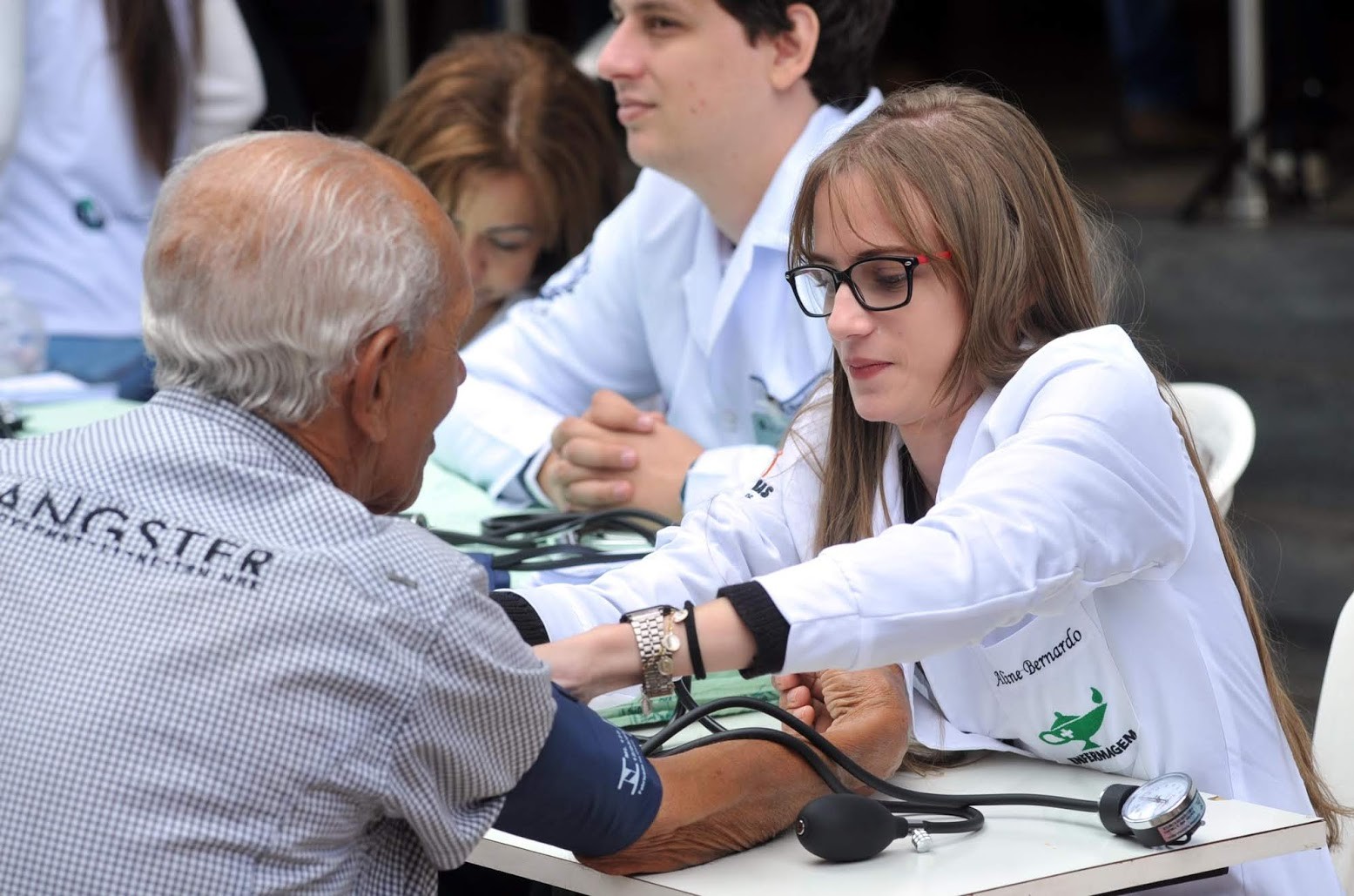Alunos do curso de Enfermagem da Universidade Estadual de Londrina (UEL) atendem a população em atividade de extensão