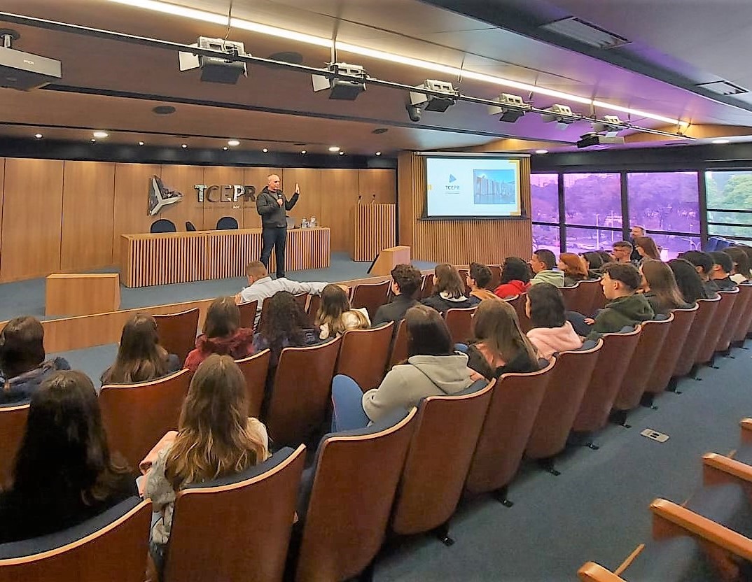 O coordenador de Atendimento ao Jurisdicionado e de Controle Social do TCE-PR, Ricardo Alpendre, ministra palestra a alunos do ensino médio preparatório em Administração do Centro Estadual de Educação Profissional (CEEP) Erotídes Ângelo Nichele, de Fazenda Rio Grande. Foto: Divulgação/TCE-PR