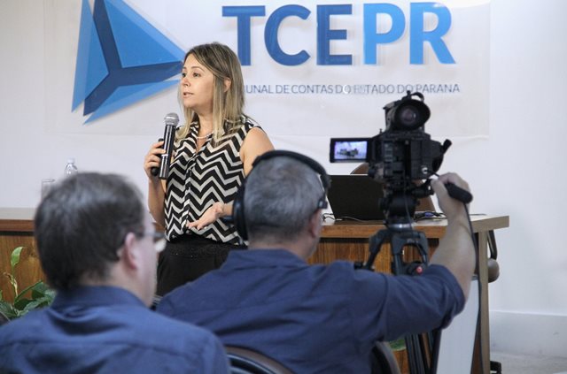 Suzana de Oliveira, servidora da Coordenadoria de Fiscalização de Atos de Pessoal (Cofap), dá palestra na quinta edição do Fórum de Controle Social do TCE-PR, realizado em Curitiba, dia 8 de dezembro. Foto: Wagner Araújo/Divulgação TCE-PR