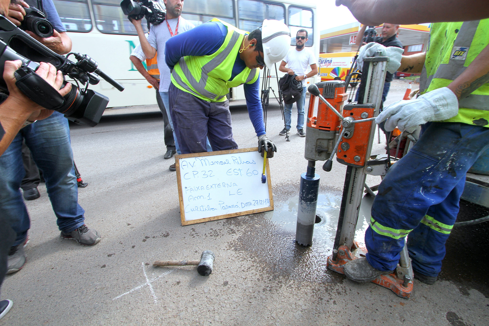 Retirada de amostra de asfalto executado na Avenida Manoel Ribas, em Curitiba, para análise em laboratório. Foto: Wagner Araújo/Divulgação TCE-PR