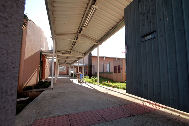Entrada do Colégio Estadual Yvone Pimentel, localizado no bairro Capão Raso, em Curitiba. Foto: Wagner Araújo/Divulgação TCE-PR