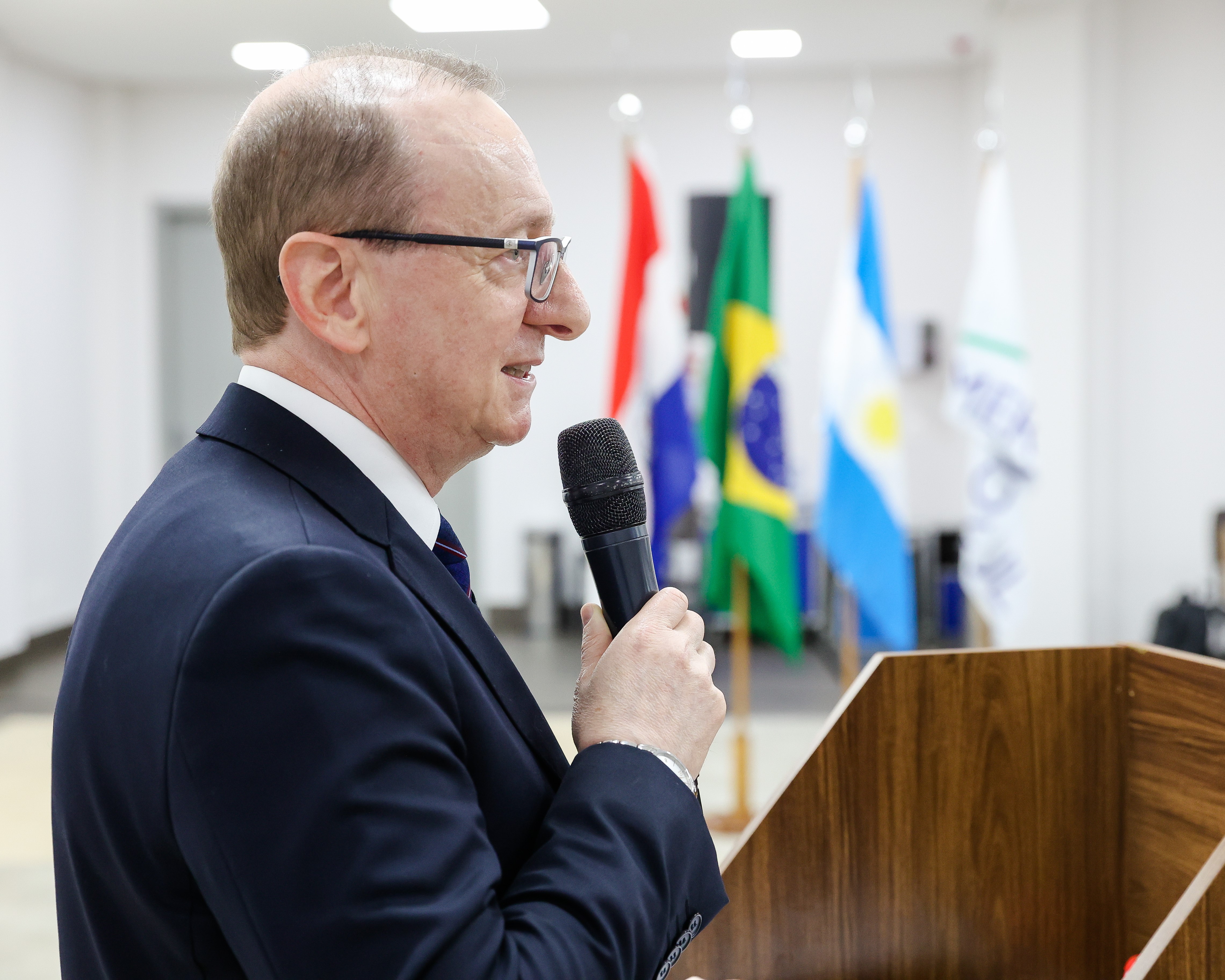 O conselheiro Cezar Miola (TCE-RS), presidente da Associação dos Membros dos Tribunais de Contas do Brasil (Atricon), em palestra durante o 3º Encontro das Entidades Oficiais de Controle Público do Mercosul (Asur), realizado em Foz do Iguaçu. Foto: Suelen Bicicgo - TCE-PR/Divulgação