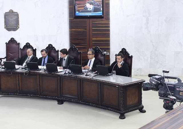 O conselheiro Ivens Linhares relata processo em sessão do Pleno do TCE-PR. Foto: Wagner Araújo/Divulgação