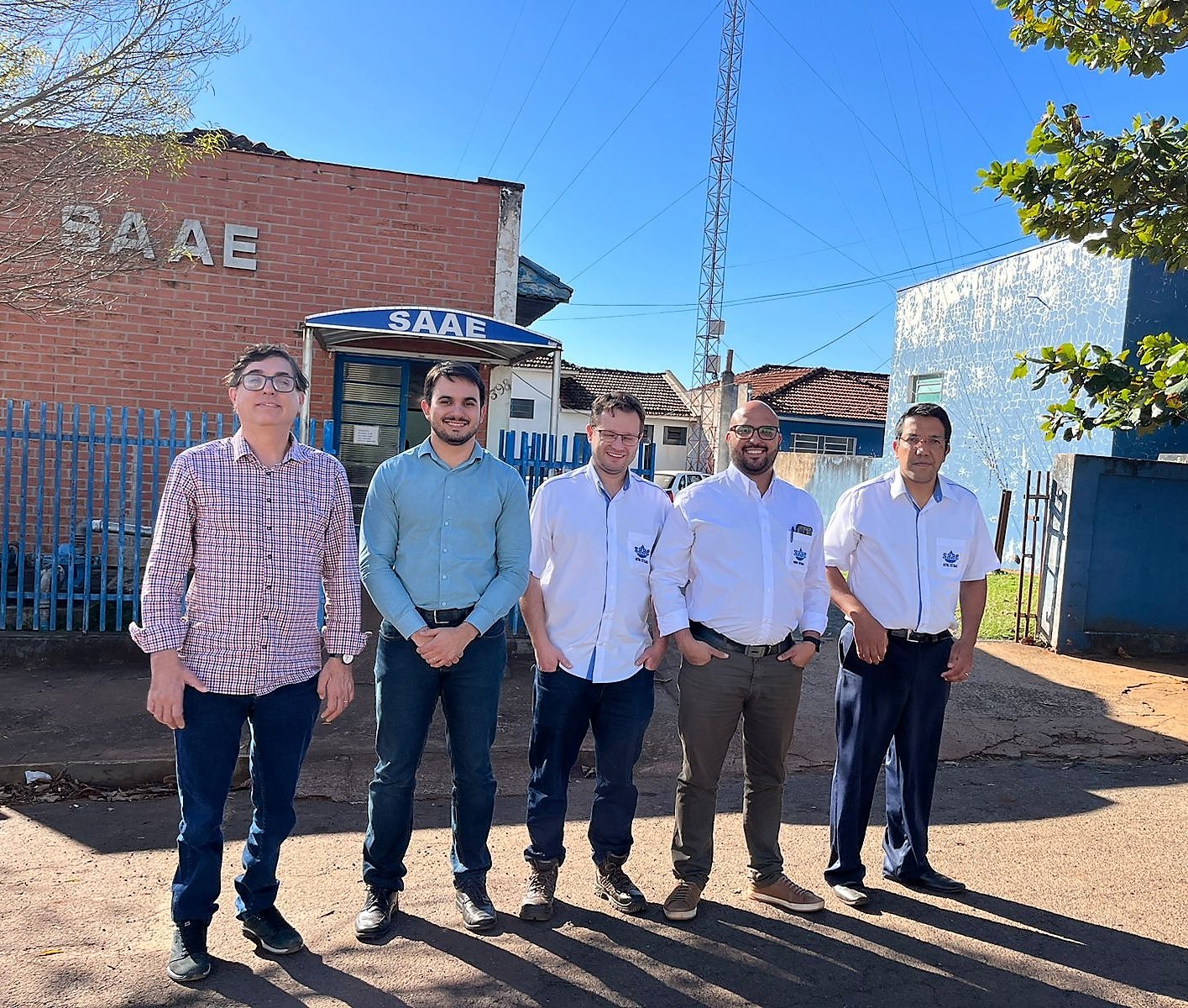 Os auditores de controle externo do TCE-PR Flávio José Friedrich e Gabriel de Vasconcelos Rosa (primeiro e segundo da esquerda para a direita), com gestores do Serviço Autônomo de Água e Esgoto (SAAE) de Nova Fátima. Foto: TCE-PR/Divulgação
