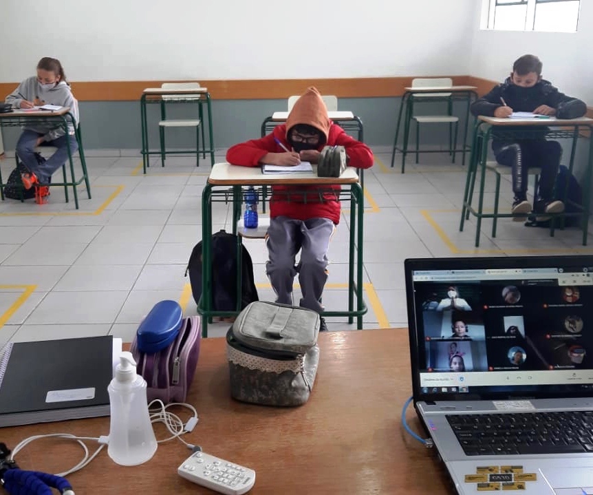 Com número reduzido de alunos devido à pandemia da Covid-19, escola estadual do Paraná realiza aula presencial. Foto: Agência Estadual de Notícias/Divulgação