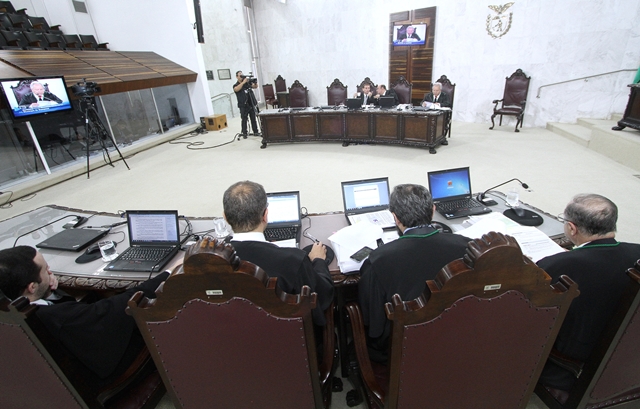 Sessão do Pleno do TCE-PR, presidida pelo conselheiro Durval Amaral. Foto: Wagner Araújo/Divulgação TCE-PR