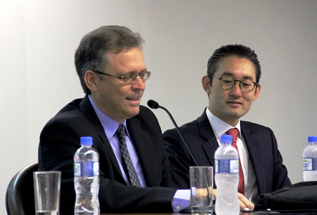 Os professores doutores José Maurício Conti (e) e Rodrigo Kanayama