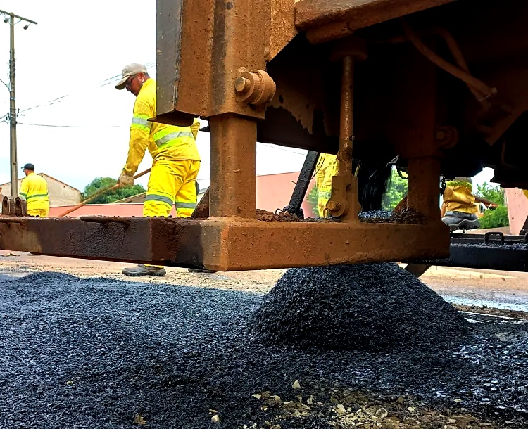Obra de pavimentação realizada pela Prefeitura de Londrina. Foto: Emerson Dias/Prefeitura de Londrina