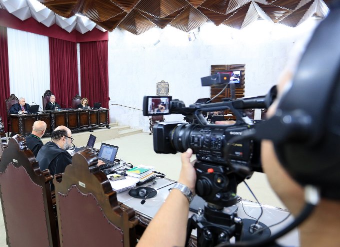 Sessão da Primeira Câmara, presidida pelo conselheiro Nestor Baptista, é transmitida, ao vivo, pelo portal e pelas redes sociais do TCE-PR na internet. Foto: Wagner Araújo/Divulgação TCE-PR