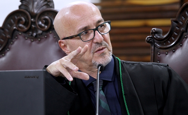 O conselheiro Fernando Guimarães relata processo em sessão da Primeira Câmara do TCE-PR. Foto: Wagner Araújo/Divulgação TCE-PR