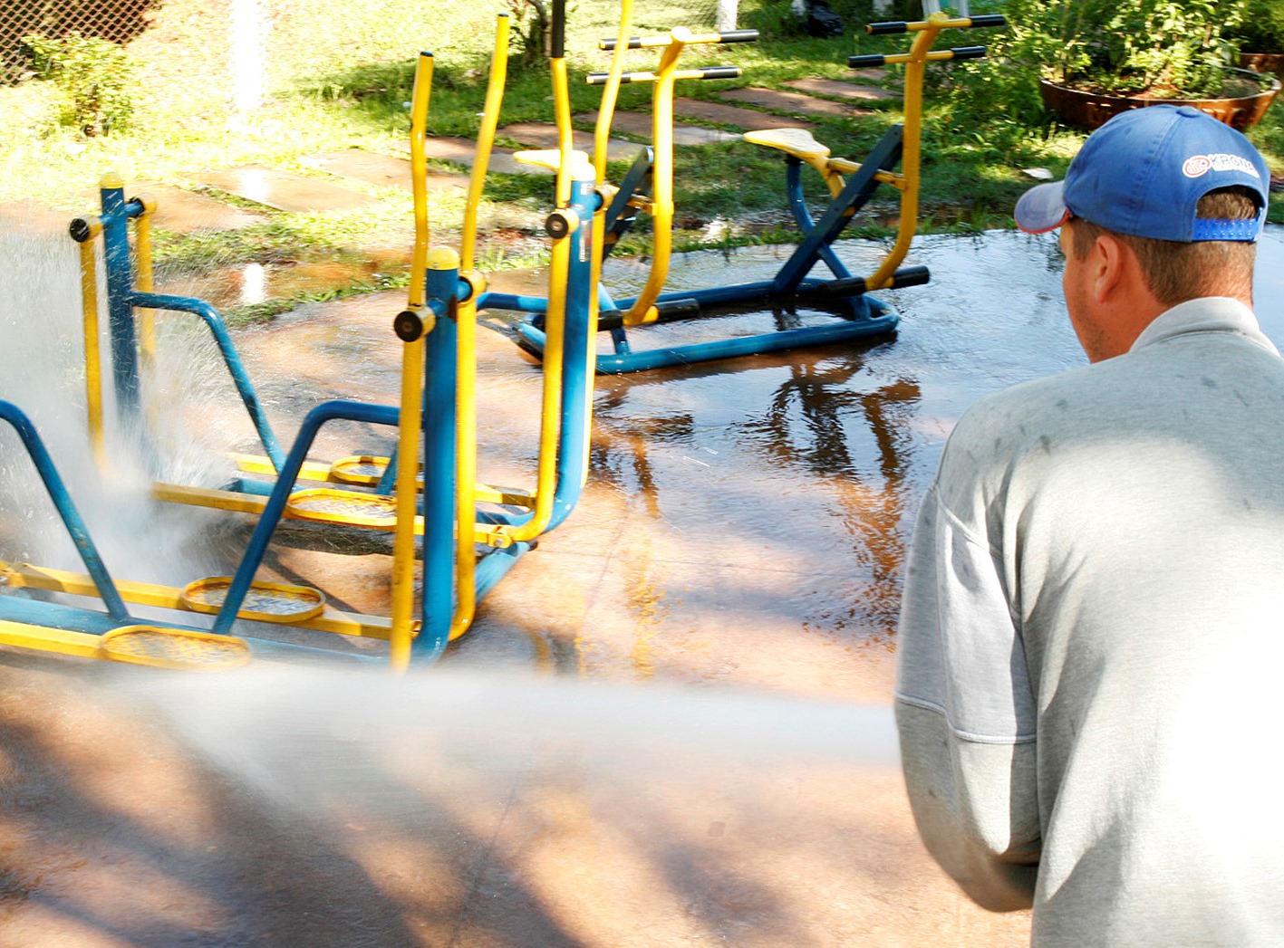 Lavagem de equipamentos de ginástica em praça de Maringá. Foto: Prefeitura de Maringá/Divulgação