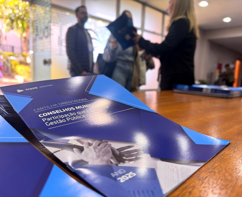 Distribuição de exemplares impressos da Cartilha Orientadora Conselhos Municipais: Participação que Fortalece a Gestão Pública, durantge o Fórum de Controle Social realizado pelo TCE-PR em Londrina, em 12 de agosto. Foto: Marcelo Lancia/TCE-PR