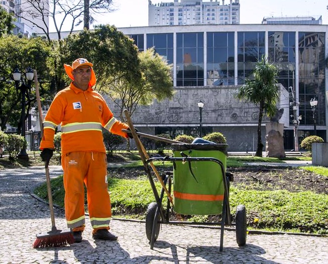 Varrição de rua em Curitiba, trabalho que integra o serviço de limpeza urbana. Foto: Prefeitura de Curitiba/Divulgação