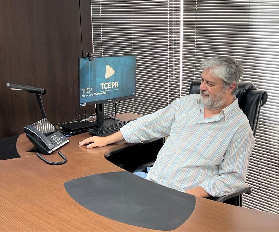 O conselheiro Maurício Requião, no primeiro dia de trabalho após sua reintegração ao cargo determinada pelo Superior Tribunal de Justiça (STJ). Foto: Marcelo Lancia/Divulgação TCE-PR