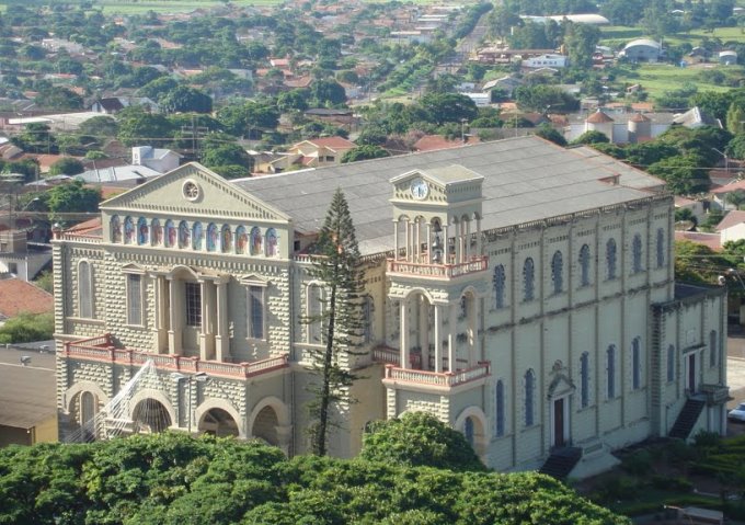 Bela Vista do Paraíso, município do Norte do Paraná, com destaque para a Igreja Matriz de São João Batista. Foto: Divulgação
