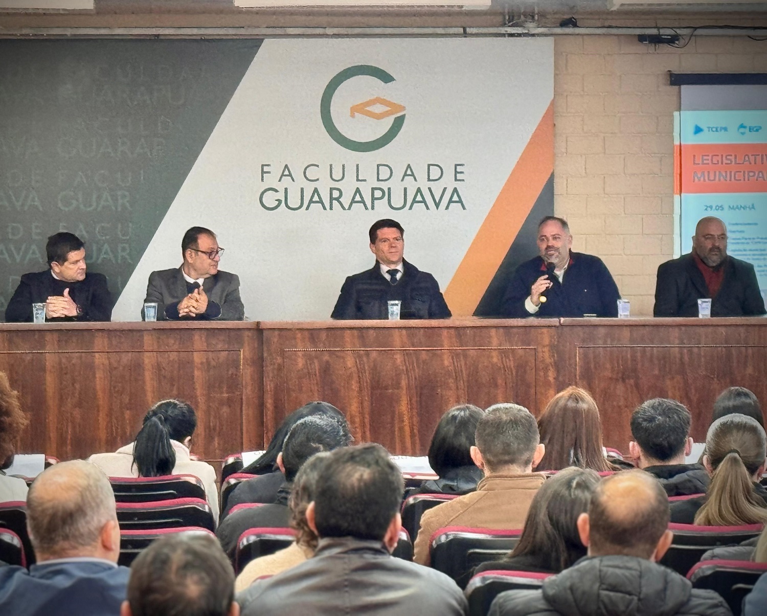 O presidente do TCE-PR, conselheiro Ivens Linhares, na mesa de abertura da capacitação "Legislativo Municipal - Preparação para o Novo Ciclo", em Guarapuava, nesta quinta-feira (29 de maio)