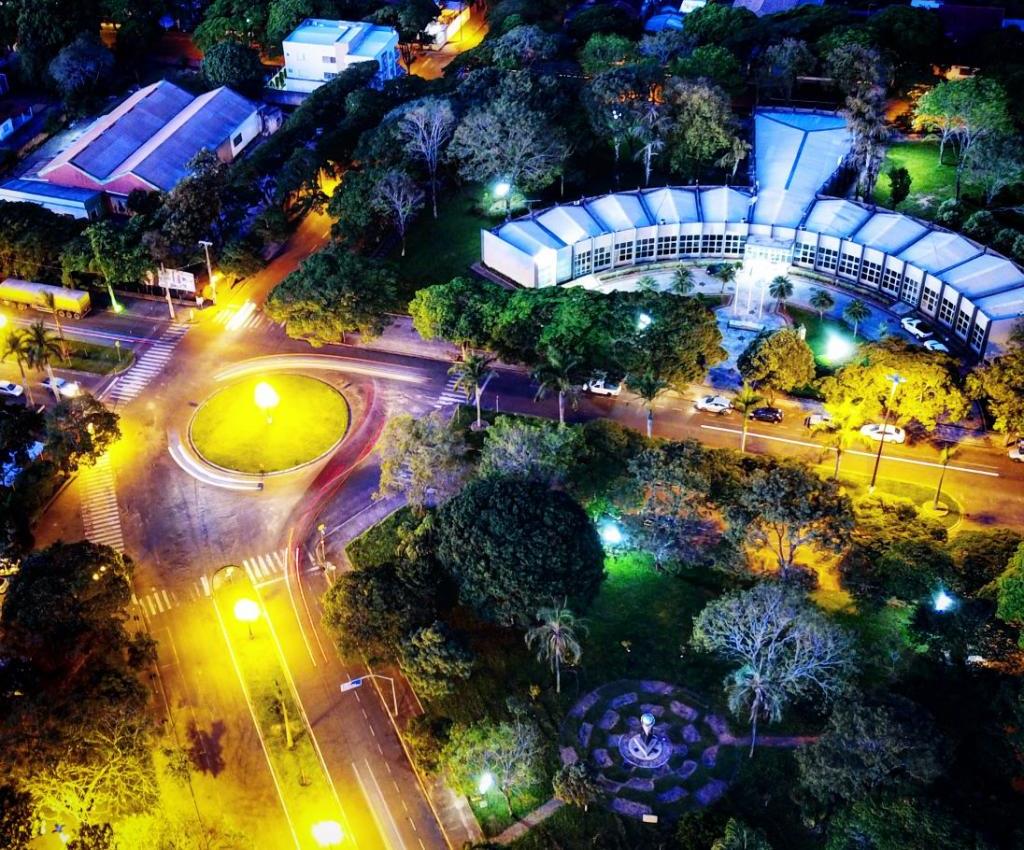 Vista noturna da sede urbana de Nova Esperança, município da Região Norte do Paraná. Foto: Divulgação