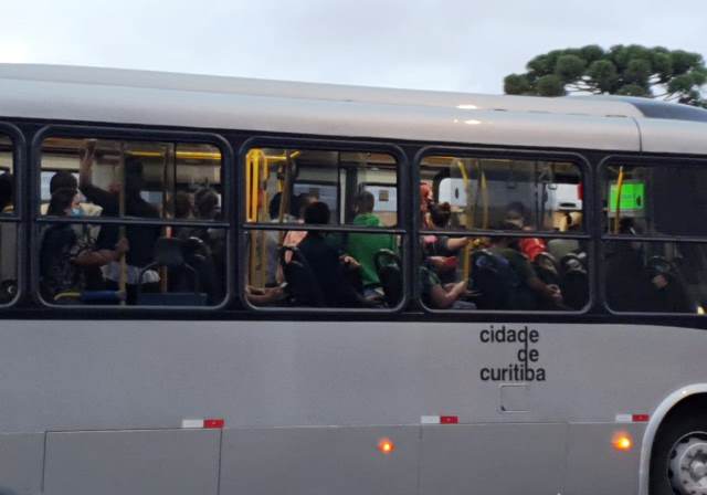 Ônibus circulam, em Curitiba, com lotação muito acima da permitida durante a pandemia