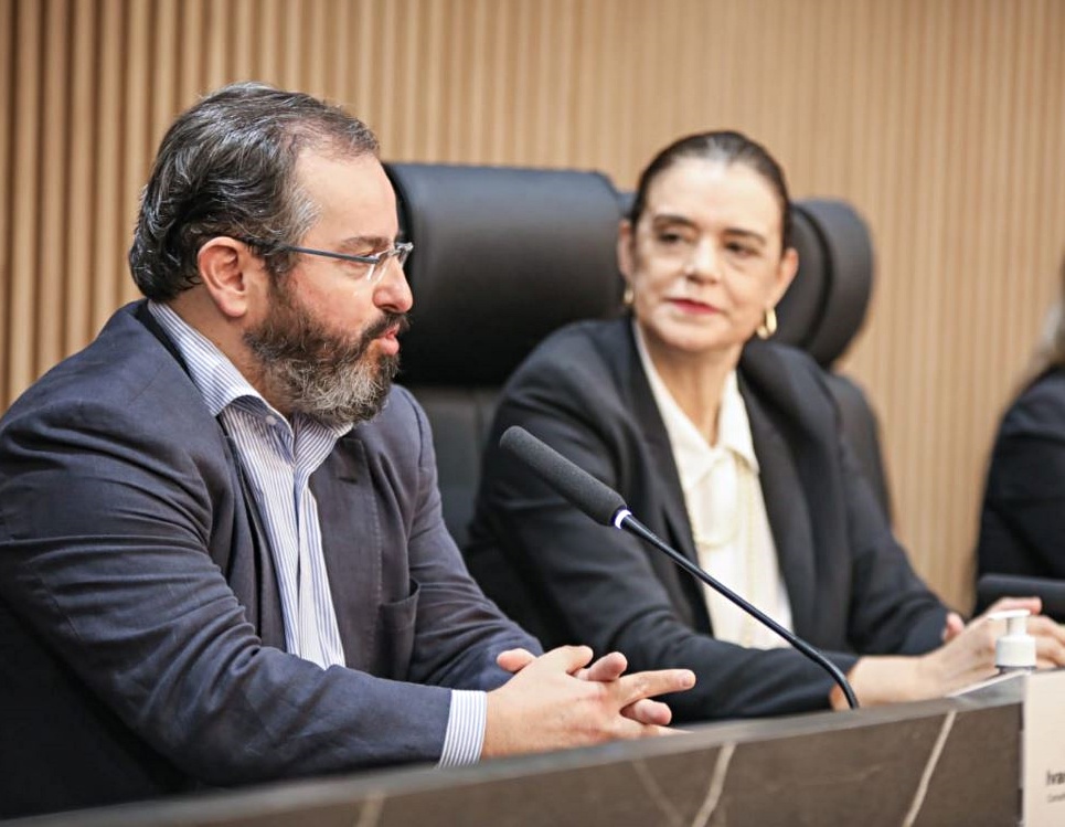 Ao lado da presidente da OAB-PR, Marilena Winter, o corregedor-geral do TCE-PR, conselheiro Ivan Bonilha, ministra palestra no curso "Nova Lei de Licitações e Contratos: Experiência Municipal". Foto: Assessoria de Comunicação/OAB-PR