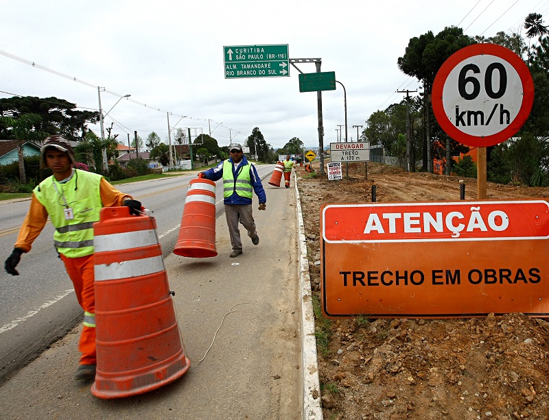 Empresa inicia as obras de duplicação da Rodovia da Uva (PR-417), entre Curitiba e Colombo. No trecho circulam, diariamente, cerca de 16 mil veículos. O investimento do Governo do Estado na duplicação é de R$ 35,8 milhões.  - Curitiba/Pr, 06/09/2013. Foto: Jonas Oliveira/ANPr