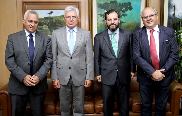 Os conselheiros Marco Peixoto (TCE-RS), Durval Amaral, Ivan Bonilha (ambos do TCE-PR) e Wilson Wan-Dall (TCE-SC), reunidos na Presidência do TCE-PR: integração interestadual. Foto: Wagner Araújo/Divulgação TCE-PR