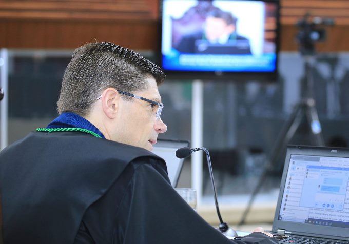O conselheiro Ivens Linhares relata processo em sessão da Segunda Câmara, transmitida ao vivo pelo portal e pelas redes sociais do TCE-PR na internet. Foto: Wagner Araújo/Divulgação TCE-PR