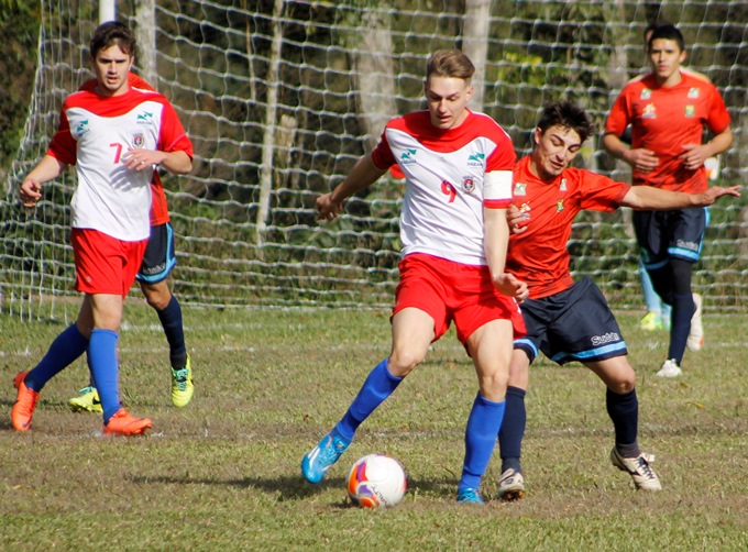 Competição de futebol na edição de 2016 dos Jogos Abertos do Paraná. Foto: Josi Schmidt/Divulgação Secretaria de Esporte e Turismo do Paraná