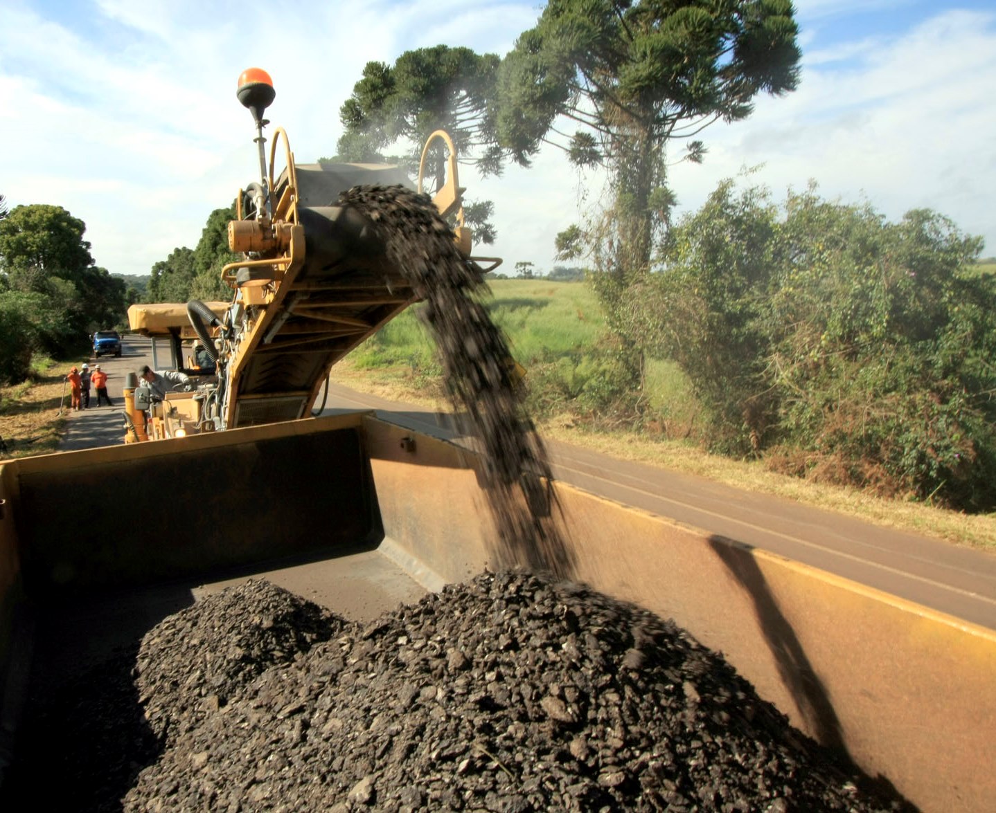 Obra de pavimentação em trecho da rodovia PR-466, no município de Guarapuava, executada pelo Departamento de Estradas de Rodagem do Paraná (DER-PR). Foto: Jorge Woll/Divulgação DER-PR